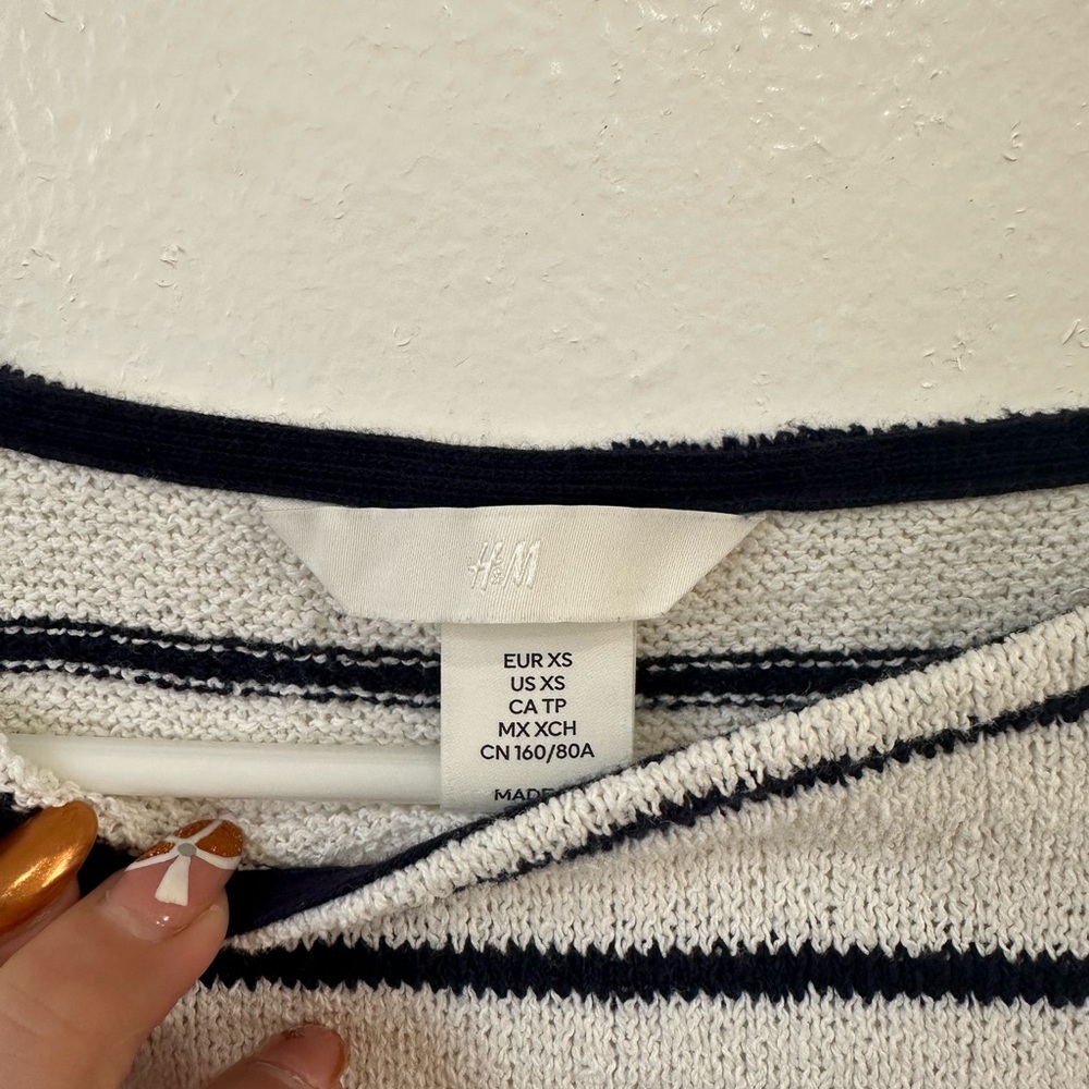 H&M Women's Navy and White Striped Sweater